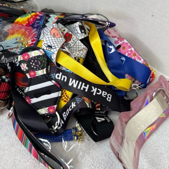 1.5 Pounds Of Assorted Keychains‎ KeyFobs Lanyards Grab Bag - Picture 3 of 6